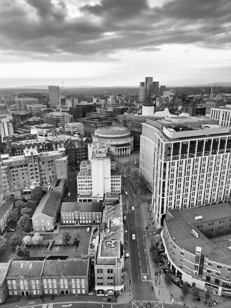 Vista en blanco y negro de una ciudad con edificios de oficinas