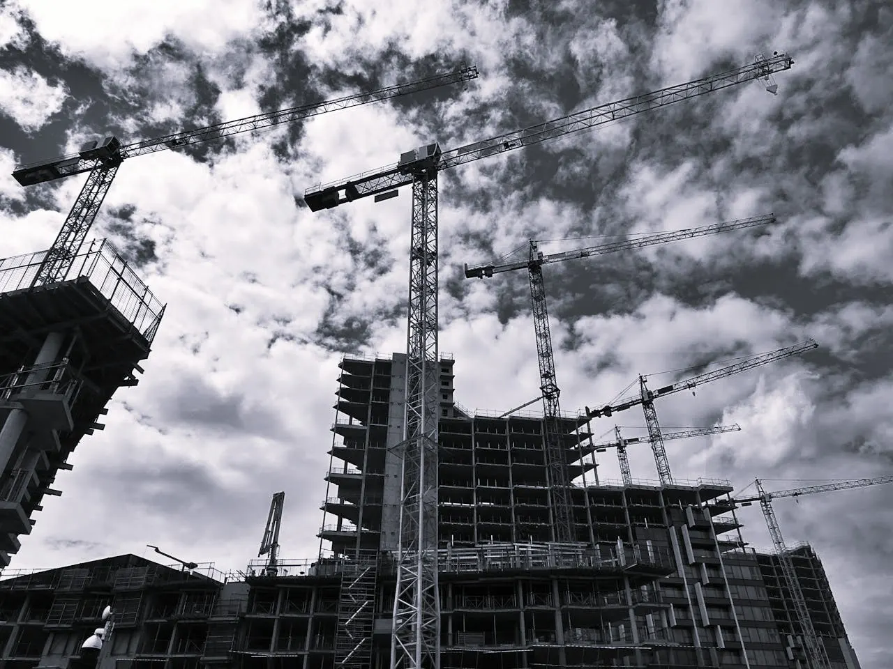 Grúas y estructura de un edificio en construcción